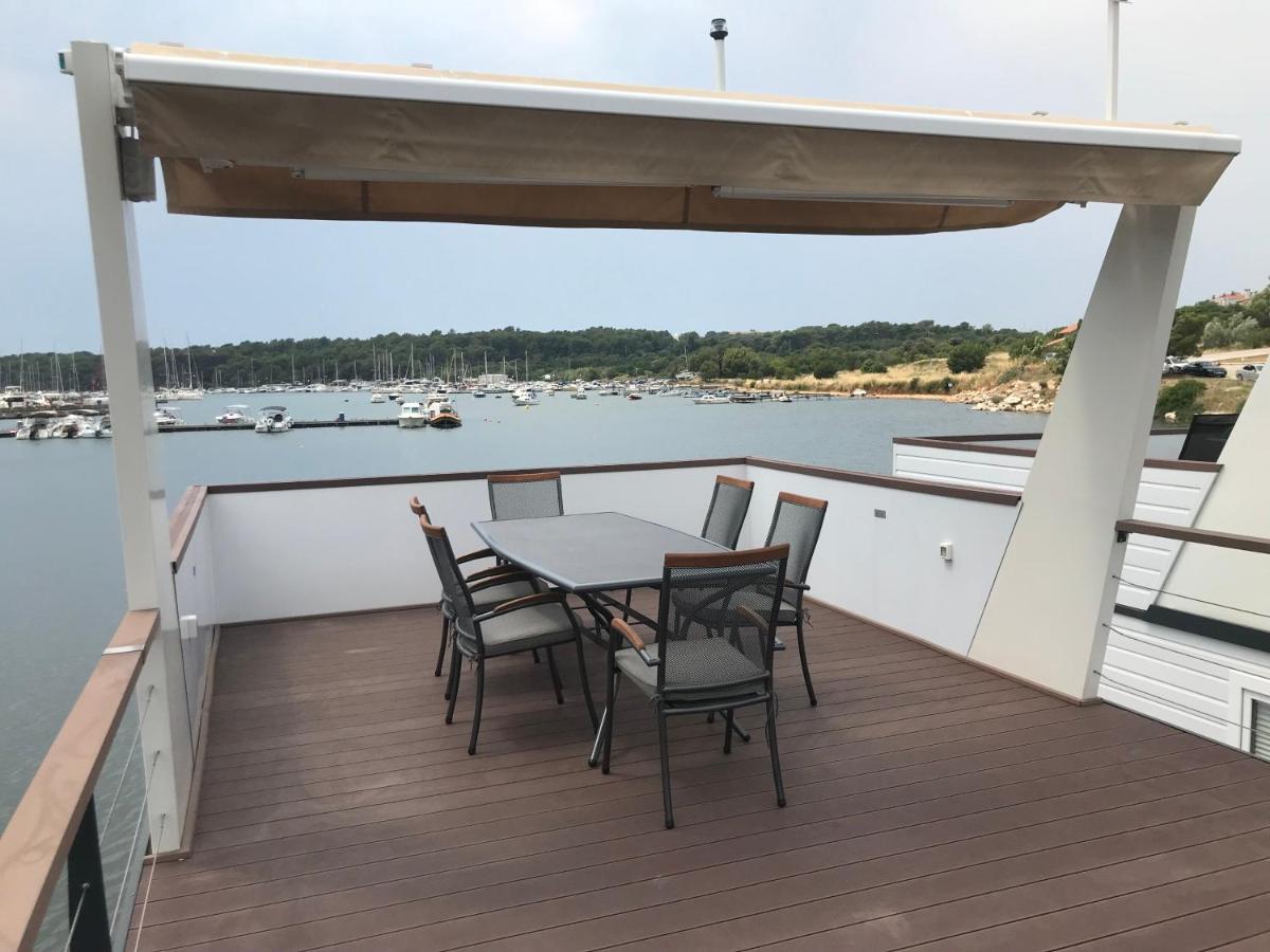 Floating House Varoni Pula Exterior photo