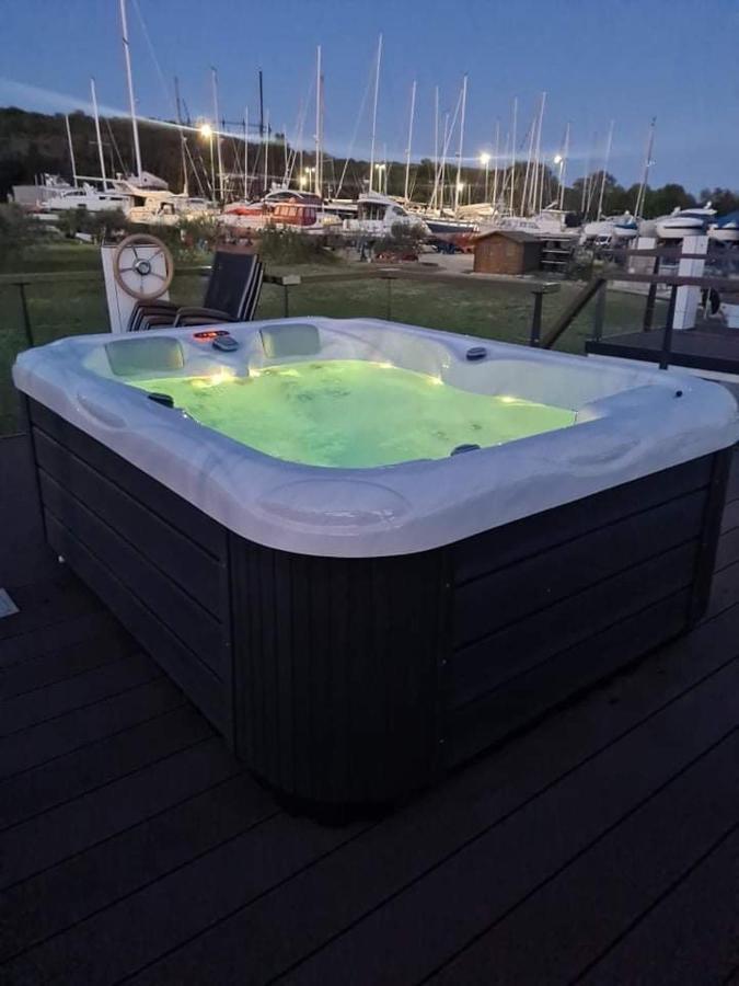 Floating House Varoni Pula Exterior photo